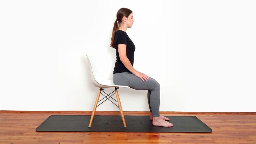 Potisk kolen na prsi v sedečem položaju korak 1