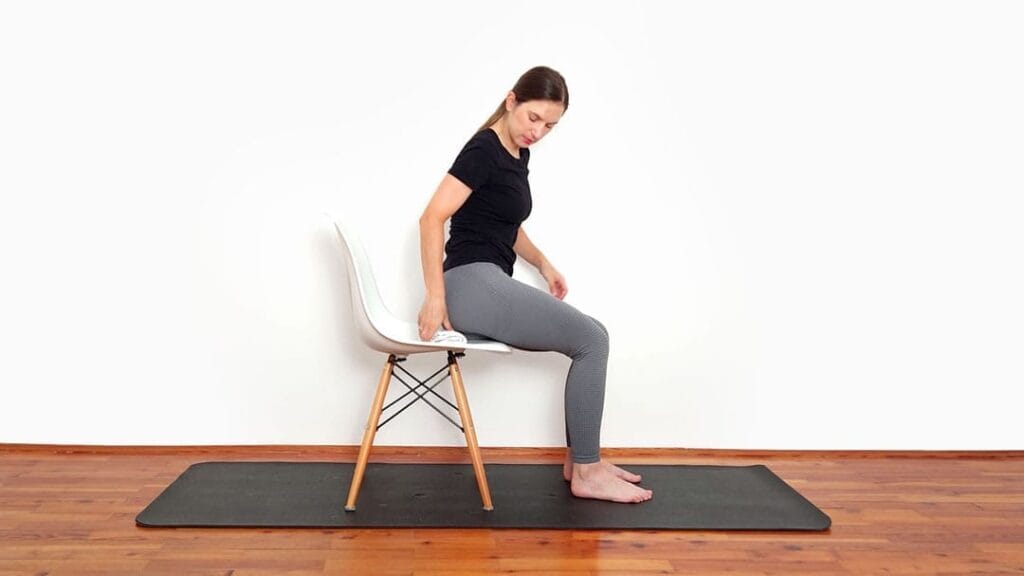 Nagib medenice v sedečem položaju korak 1