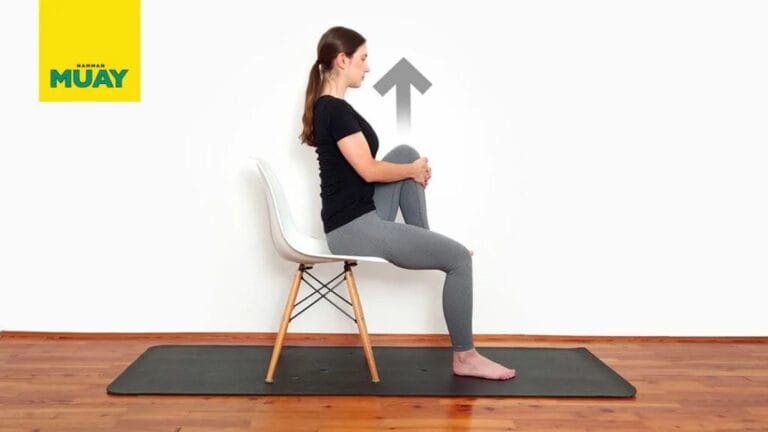 Întinderea genunchiului la piept în poziție șezând